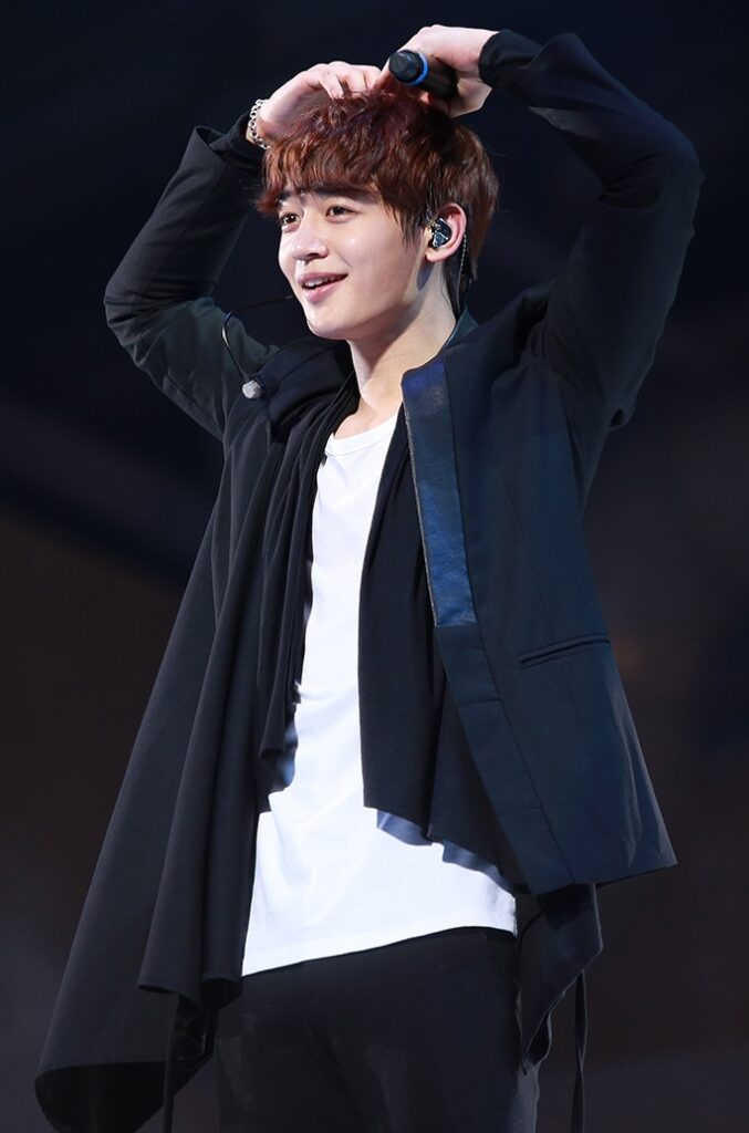 콘서트 무대에서 공연하는 샤이니 민호